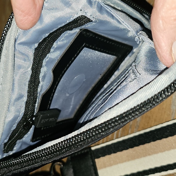 Ihkwip RFID Everyday Essentials Wristlet Pouch - Picture 4 of 8